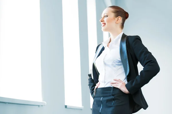 Mujer de negocios moderna joven — Foto de Stock