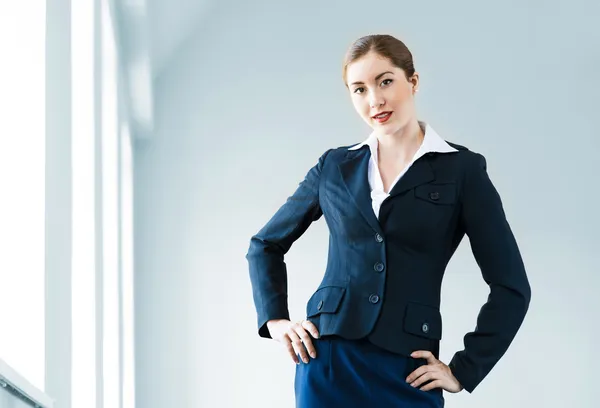 Mujer de negocios moderna joven — Foto de Stock