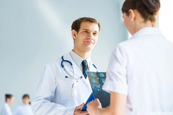 Médico conversando com um colega — Fotografia de Stock