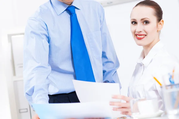 Colleagues discuss the reports — Stock Photo, Image