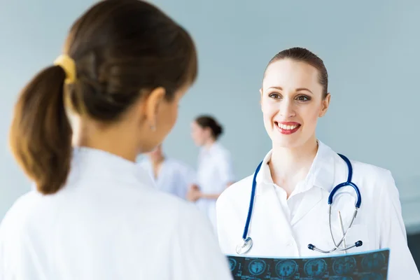 Médico conversando com um colega — Fotografia de Stock