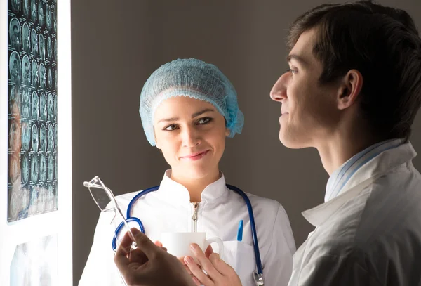Medical colleagues confer near the x-ray image — Stock Photo, Image