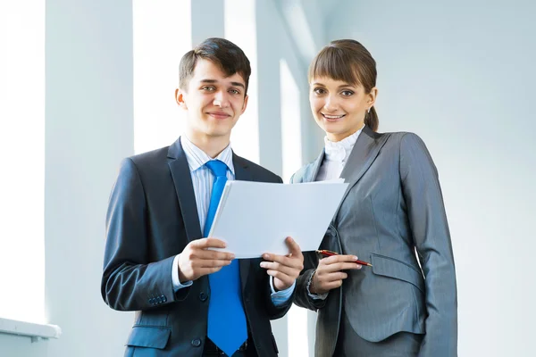 Två affärspartners diskutera rapporter — Stockfoto