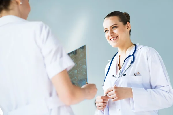 Doctor talking with a colleague — Stock Photo, Image