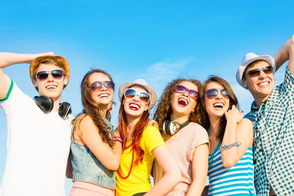 Group of young people wearing sunglasses and hat — Stock Photo, Image