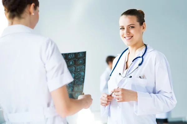 Médico conversando com um colega — Fotografia de Stock