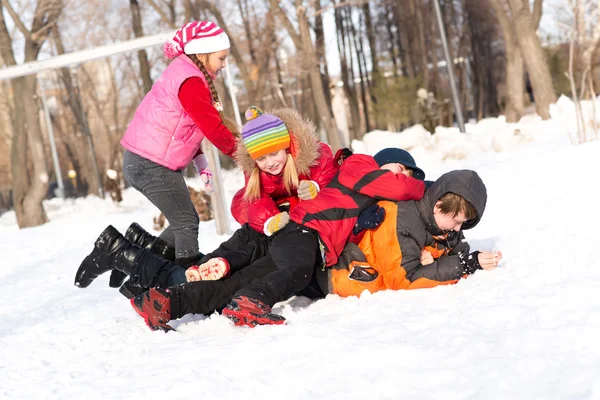 Crianças em Winter Park enganadas na neve — Fotografia de Stock