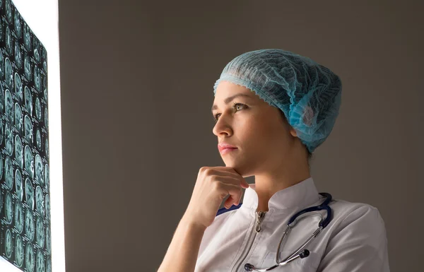 Doctor mirando la radiografía — Foto de Stock