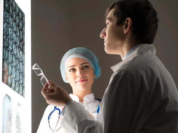 Rekan-rekan medis berunding di dekat gambar x-ray — Stok Foto