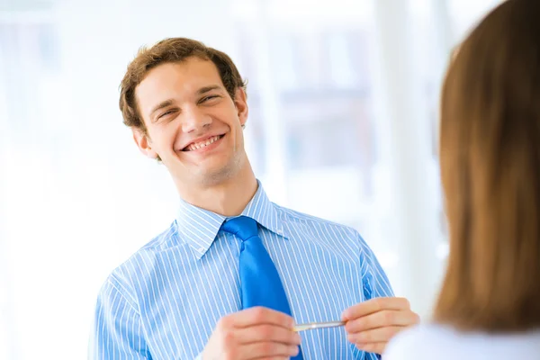 Jovem empresário fazendo entrevistas — Fotografia de Stock