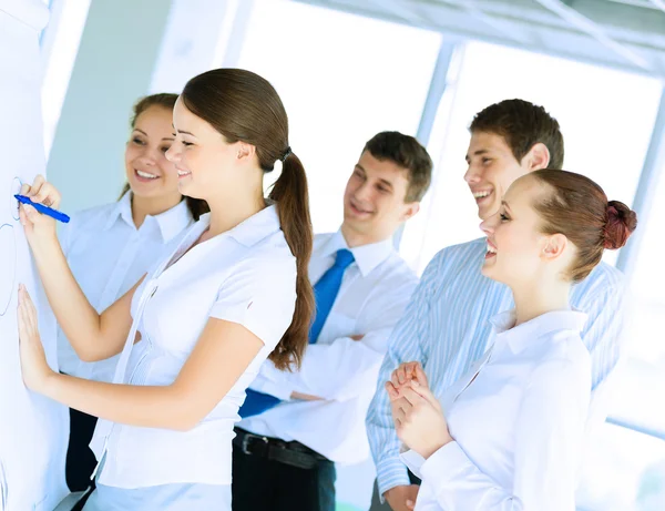 Geschäftsleute treffen sich am Flipchart — Stockfoto