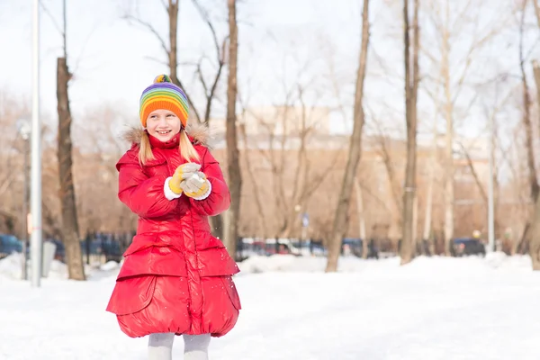 在冬季公园里的女孩 — 图库照片