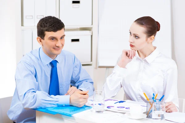 Colleghi discutono le relazioni — Foto Stock