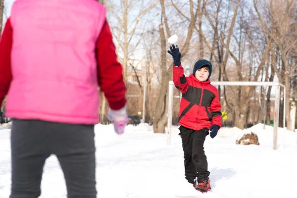 Lapset Winter Park pelaa lumipalloja — kuvapankkivalokuva