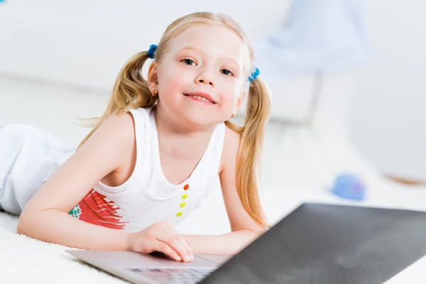 Menina bonita trabalhando em um laptop — Fotografia de Stock