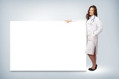 genç kadın doktor yakın boş ana başlık ayakta