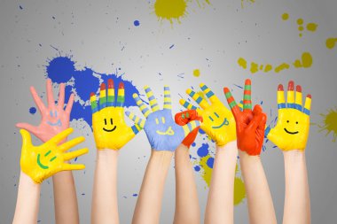 boyalı çocukların elleri