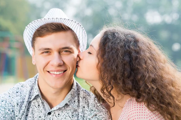 Девушка целует мужчину в щеку — стоковое фото