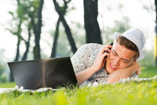 Ung mann med mobiltelefon – stockfoto