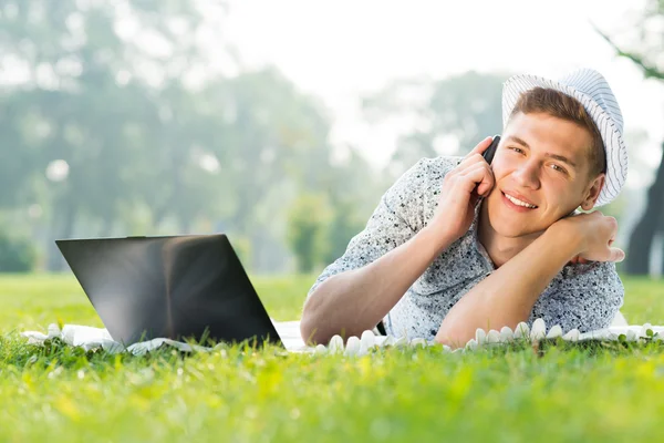 Jovem com um telefone celular — Fotografia de Stock