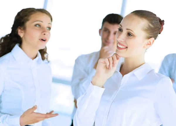 Unternehmer diskutieren über eine gemeinsame Aufgabe — Stockfoto