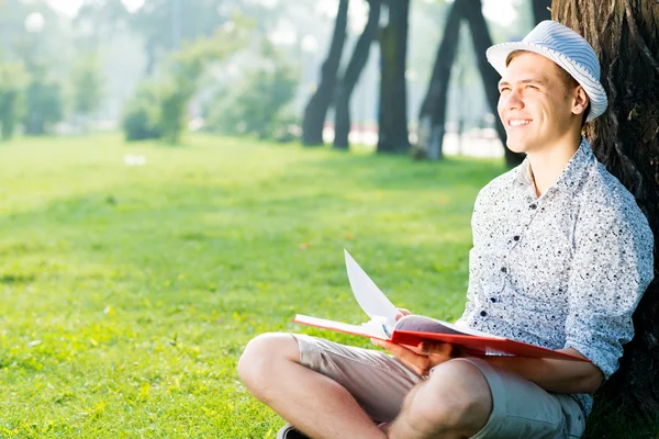 Jeune homme lisant un livre — Photo