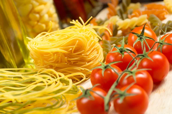 Närbild av körsbärstomater och pasta — Stockfoto