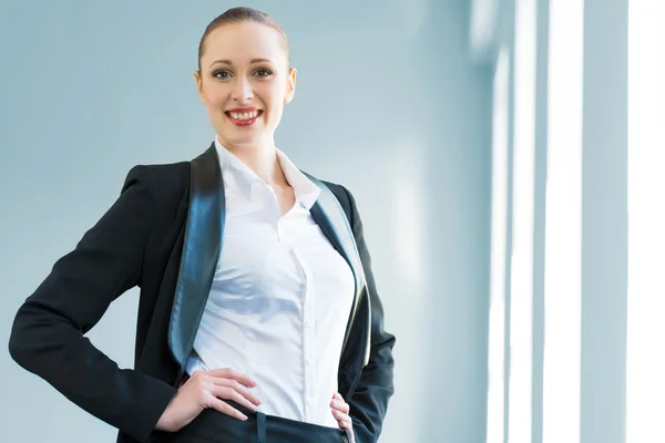 Mujer de negocios moderna joven — Foto de Stock