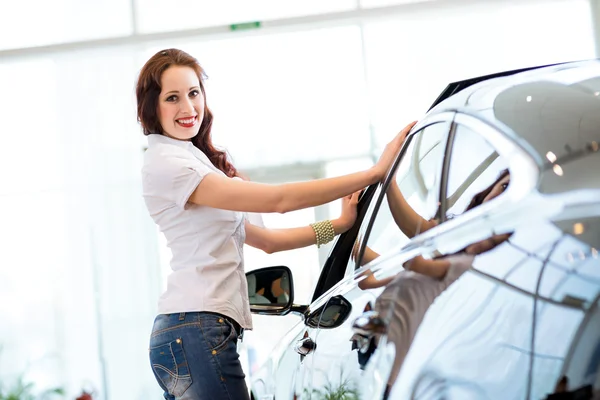 Young woman standing near a car — Stock Photo, Image