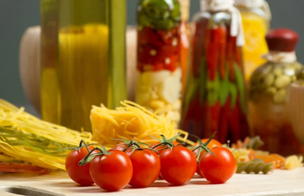 Close-up de tomates cereja e massas — Fotografia de Stock