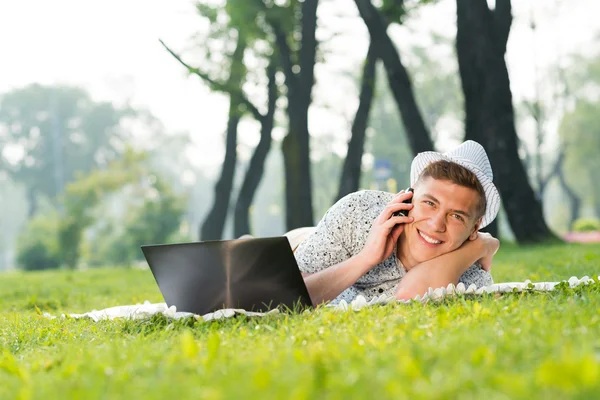 Jeune homme avec un téléphone portable — Photo