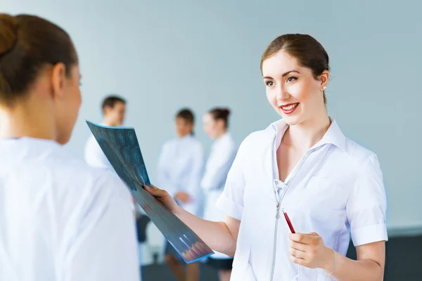 Doctor talking with a colleague — Stock Photo, Image