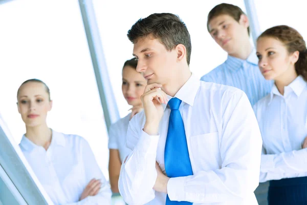 Geschäftsleute treffen sich am Flipchart — Stockfoto