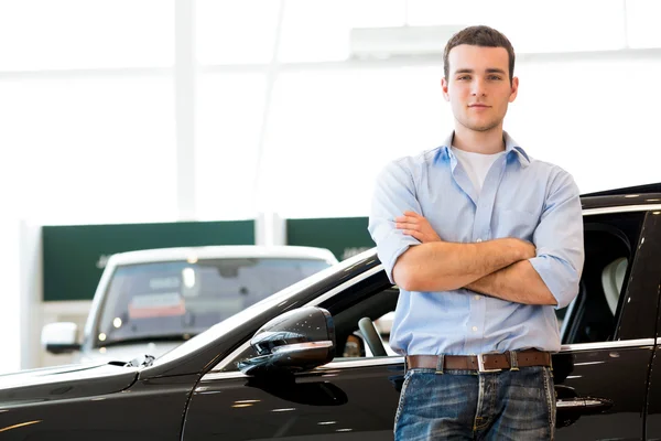 Mężczyzna stojący w pobliżu samochodu — Zdjęcie stockowe