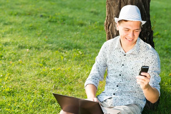 Jeune homme avec un téléphone portable — Photo