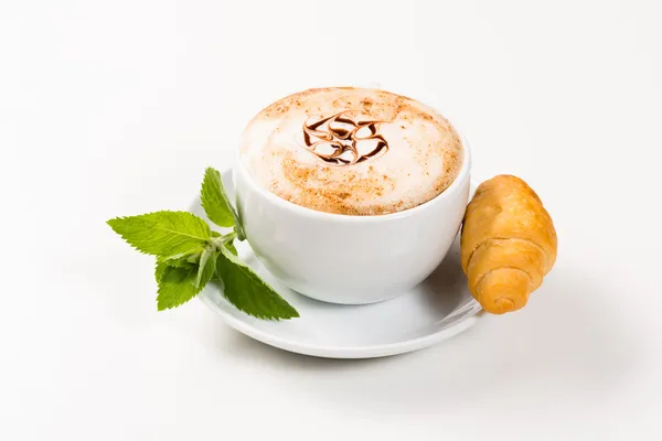 Große Tasse Kaffee und Croissants — Stockfoto