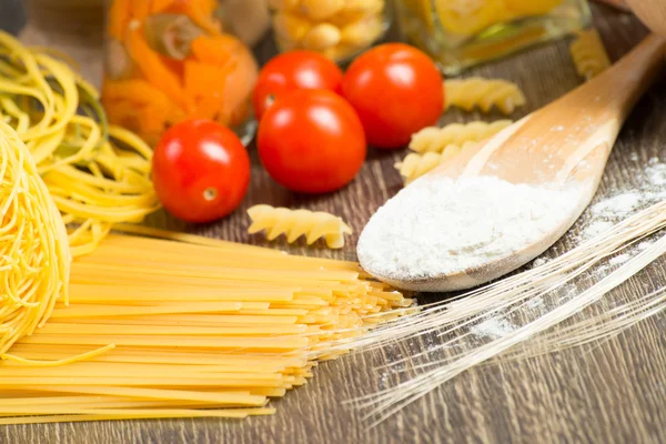 Makaron, pomidory i mąki na łyżkę — Zdjęcie stockowe