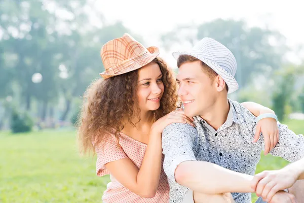 Paar liggen op het gras in de zomer park — Stockfoto