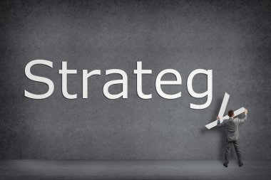 iş adamı duvara kelime strateji toplar.