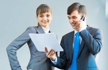 raporları tartışan iki iş ortakları