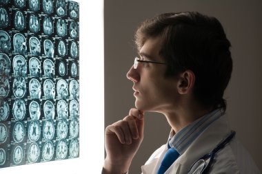 erkek Doktor Röntgen görüntü olarak arıyor