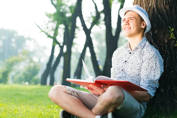 Junger Mann liest ein Buch — Stockfoto