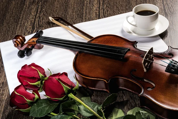 Libros de violín, rosa, café y música — Foto de Stock