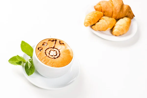 Gran taza de café y croissants en un plato —  Fotos de Stock