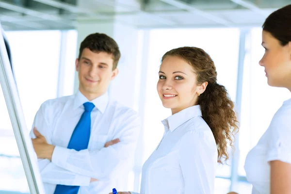 Businessmen are meeting near the flipchart — Stock Photo, Image