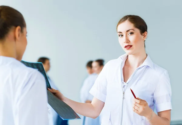 Doctor talking with a colleague — Stock Photo, Image