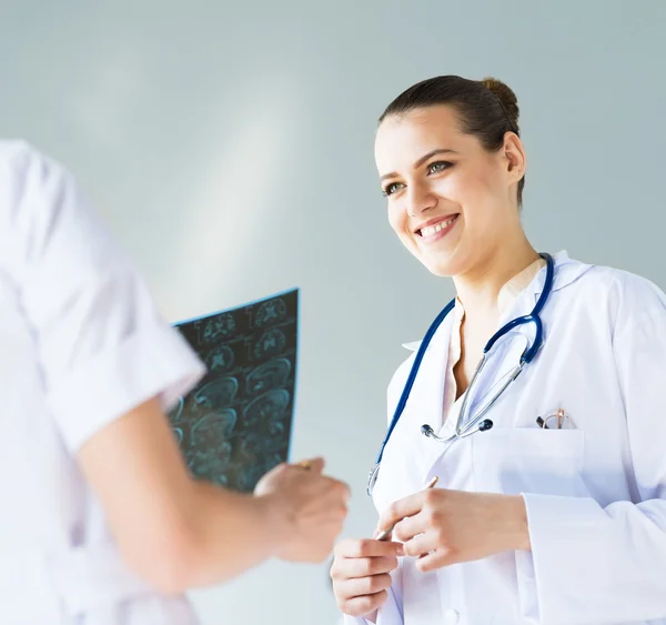 Läkare pratar med en kollega — Stockfoto