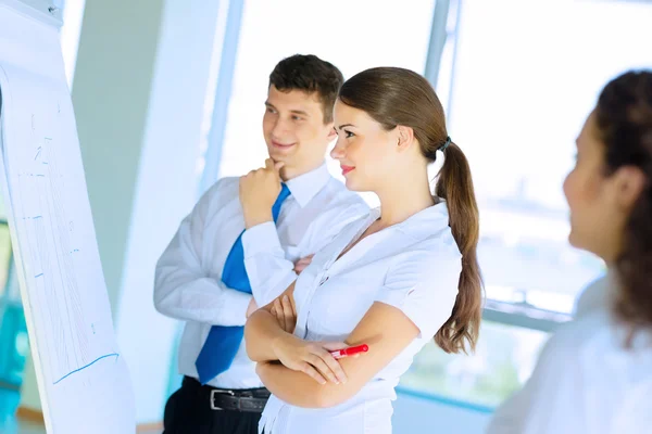 Businessmen are meeting near the flipchart — Stock Photo, Image