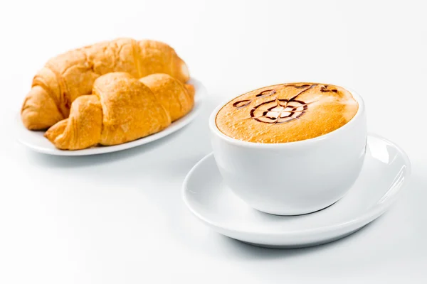 Stor kopp kaffe och croissanter på en tallrik — Stockfoto