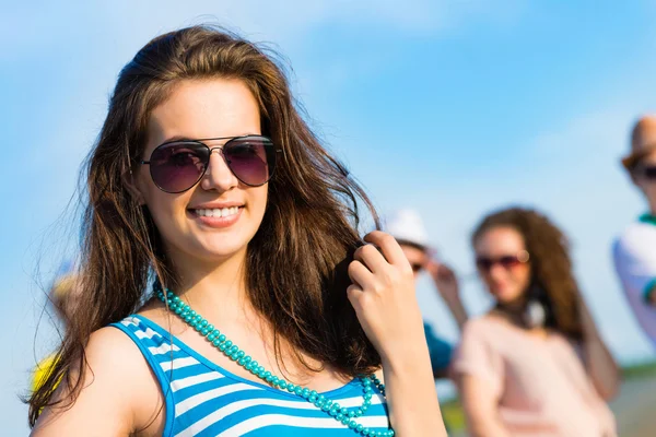 Стильная молодая женщина в солнечных очках — стоковое фото